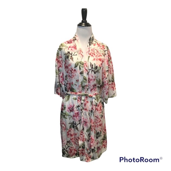 show me your MuMu Brie Robe Garden Of Blooms Floral Print Short One Size - Picture 3 of 8
